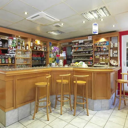 De L'isard Hotel Saint-Denis (Seine-Saint-Denis)
